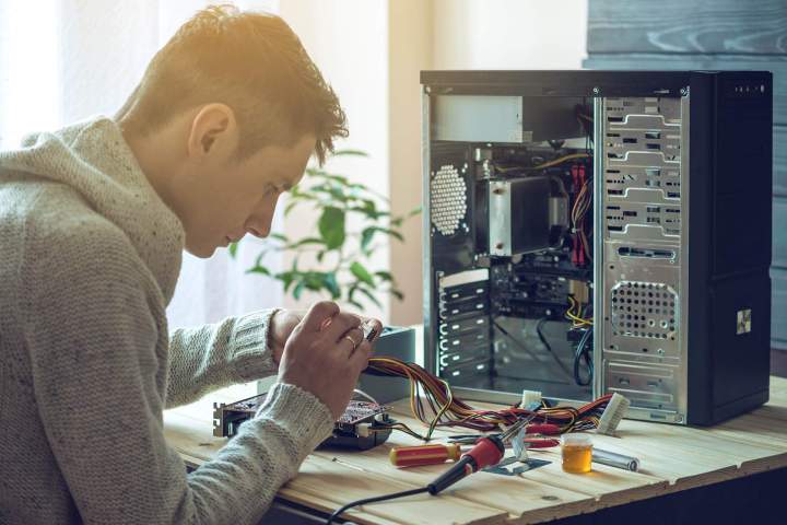 Résolution de pannes matérielles sur ordinateurs et portables.